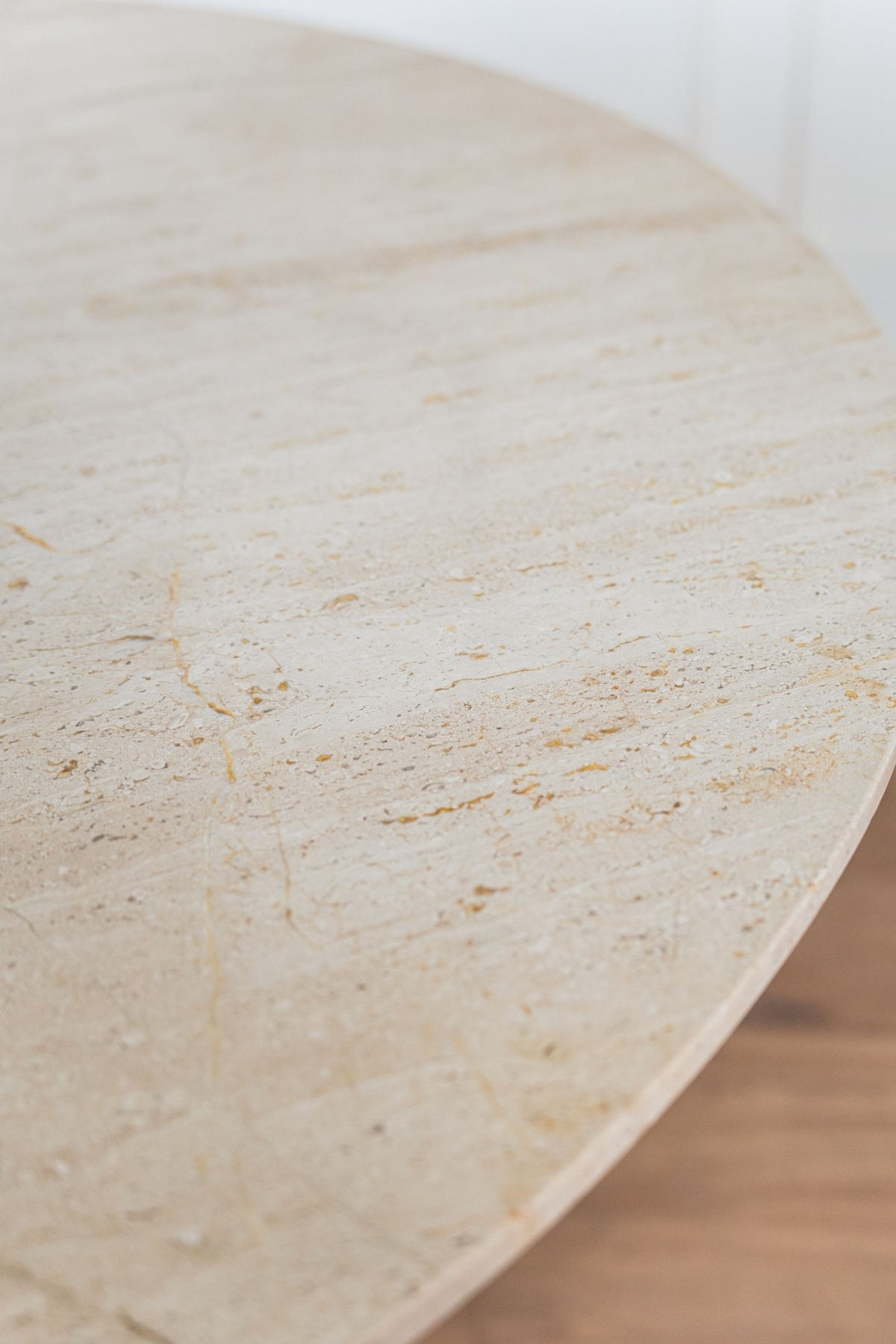 TABLE A MANGER MILA TRAVERTIN BEIGE 1