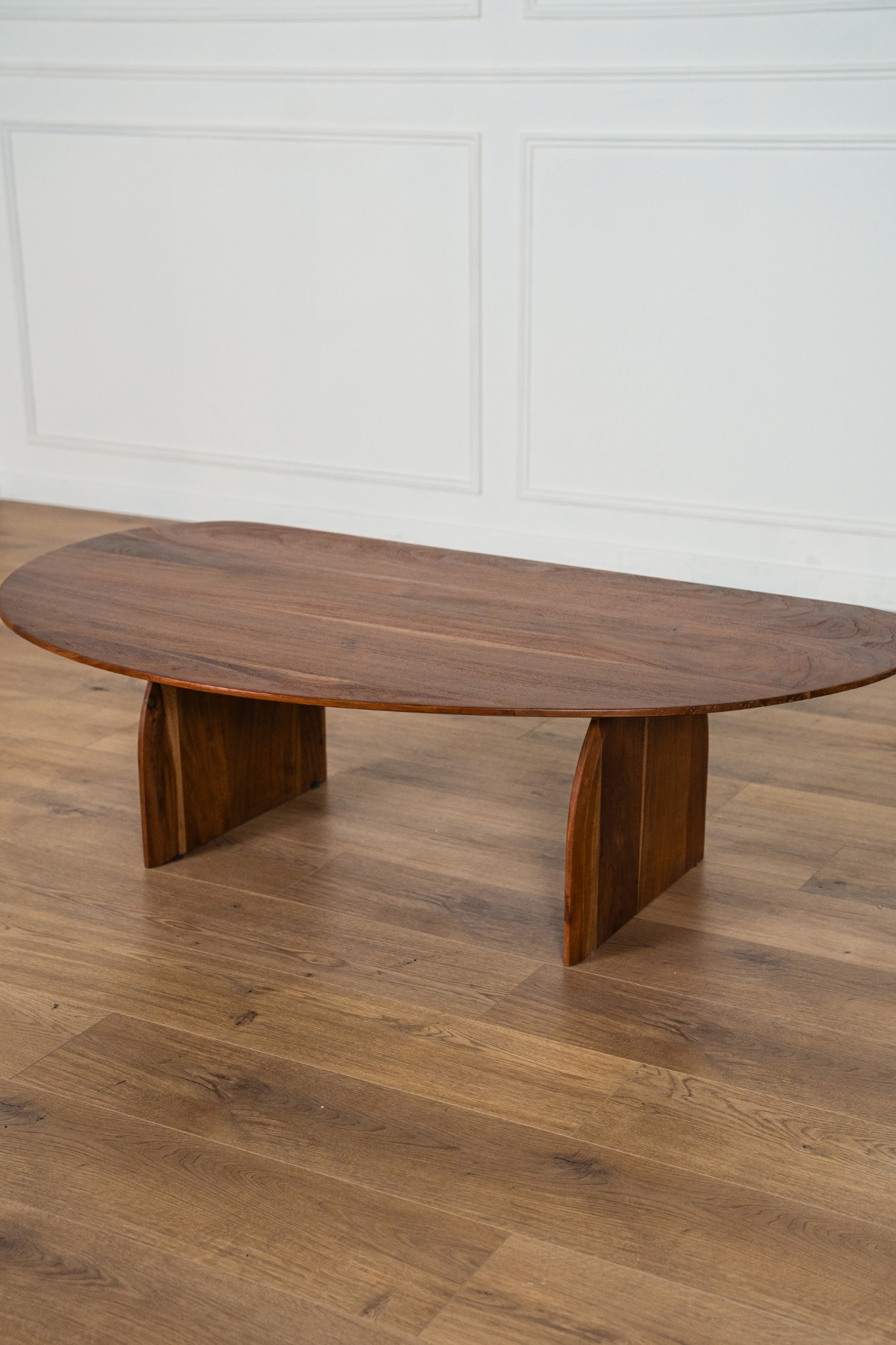 Table basse Maria en bois d'Acacia marron, forme organique et pieds forme arche. Minimaliste, Japandi